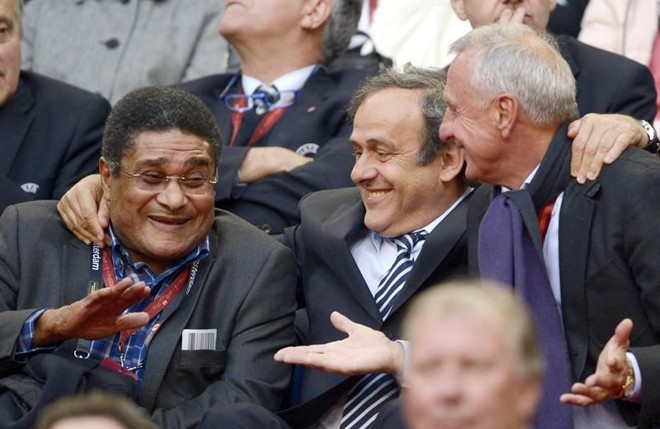 Eusébio ao lado de Platini e Cruyff durante a final da Liga Europa de 2013 | 
