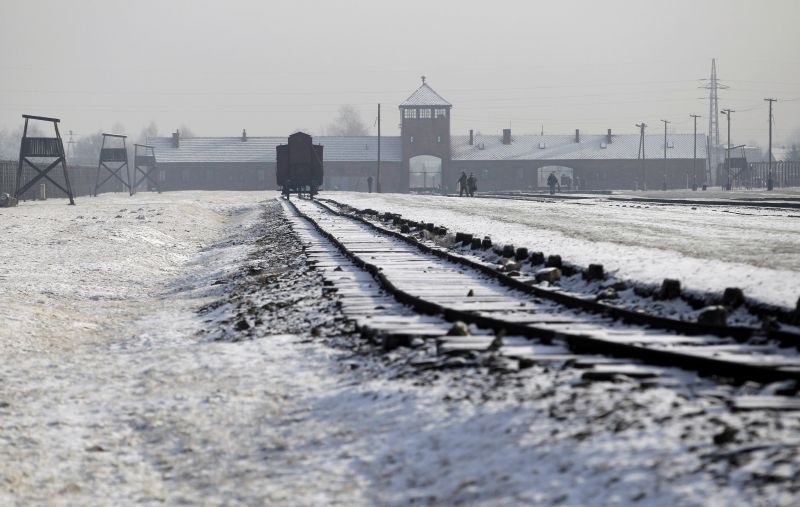 O ex-campo de concentração de Auschwitz-Birkenau, na Polônia, é retratado durante as cerimônias para marcar o 69º aniversário da libertação e homenagear as vítimas do Holocausto | REUTERS/Kacper Pempel