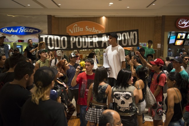 Manifestantes fazem discurso na praça de alimentação do Shopping Mueller | 