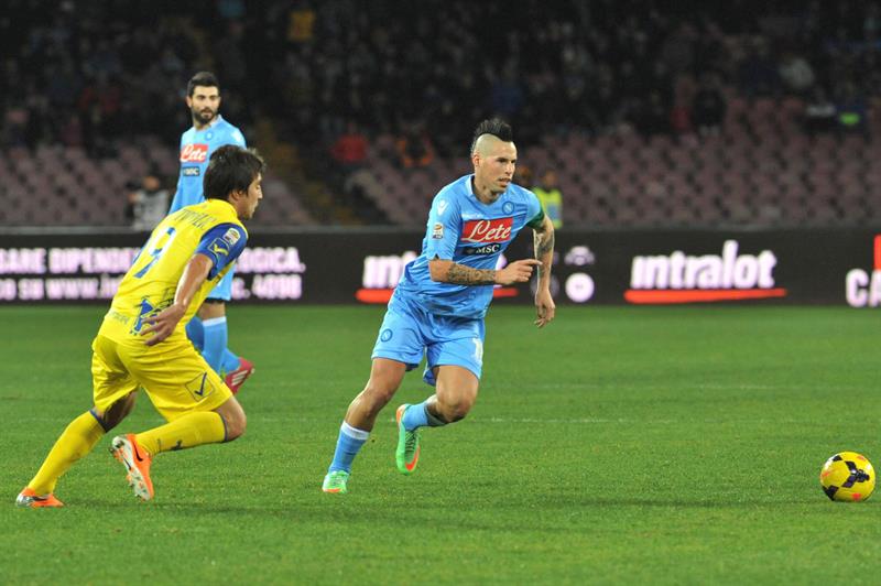 Os jogadores Marek Hamsik (à direita), do Napoli, e Simone Bentivoglio, do Chievo, disputam a bola em partida pelo Campeonato Italiano | EFE/EPA/CESARE ABBATE