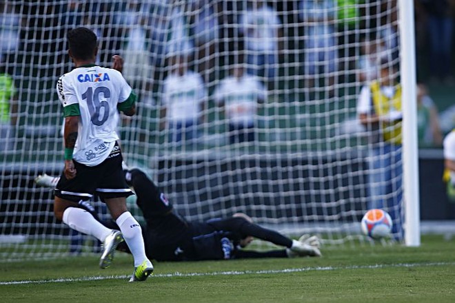 Thiago Primão aproveita rebote de Marcos no pênalti e marca o segundo do Coxa contra o Paraná |