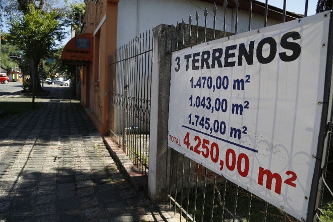 Três grandes terrenos que, juntos, somam 4,5 mil m², estão à venda pela Imobiliária Takeda |