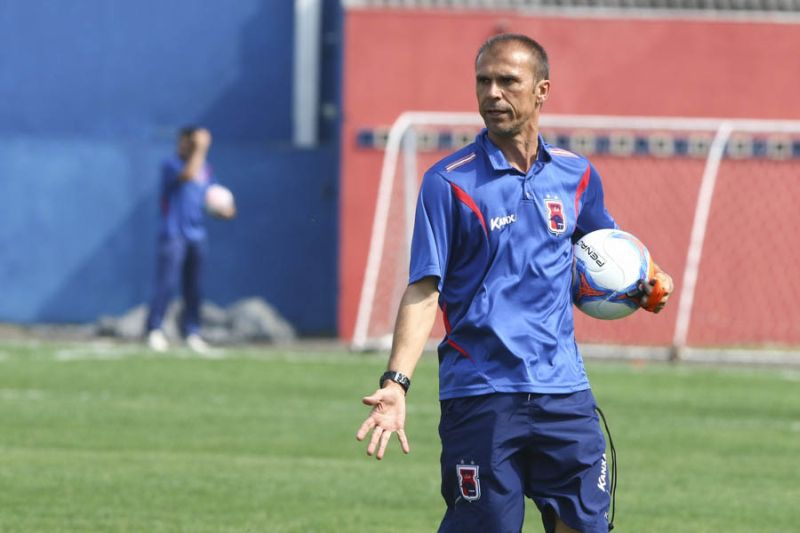 O técnico Milton Mendes aposta na base paranista de 2013 | André Rodrigues/Gazeta do Povo
