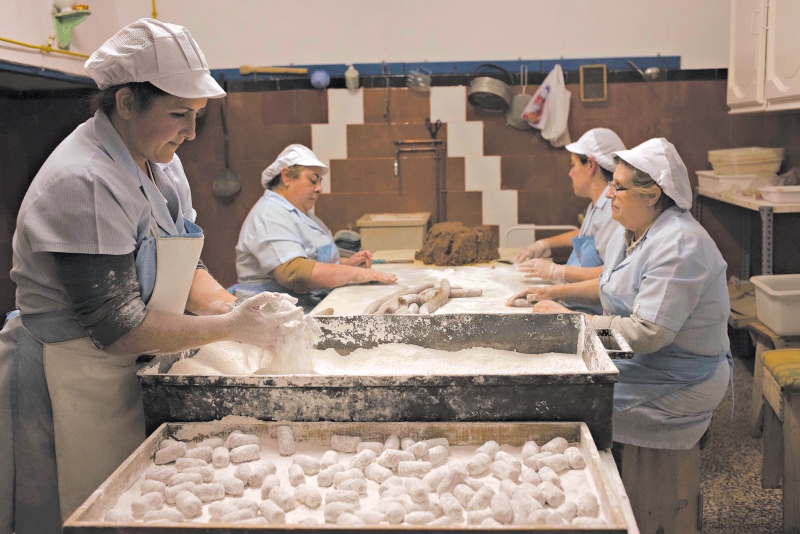 Em Estepa, trabalho temporário em fábricas para fazer doces conhecidos como polvorones na maior parte da Espanha e chamados de mantecados na cidade | Laura Leon para The New York Times