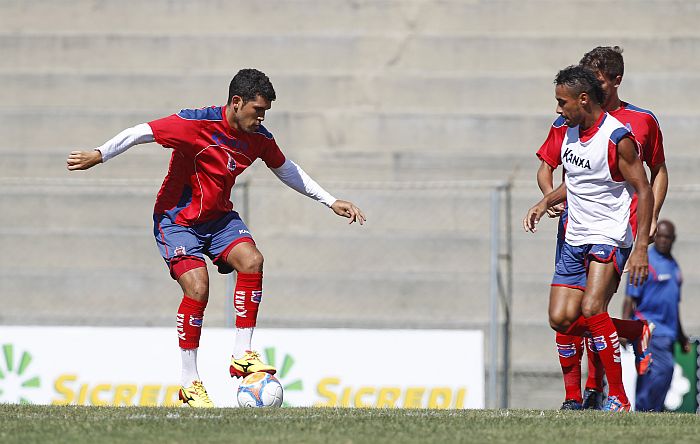 Fernando Gabriel com Henrique no treino do Paraná: meia afirma que de agora em diante o Paraná não pode mais patinar | Antonio More / Gazeta do Povo
