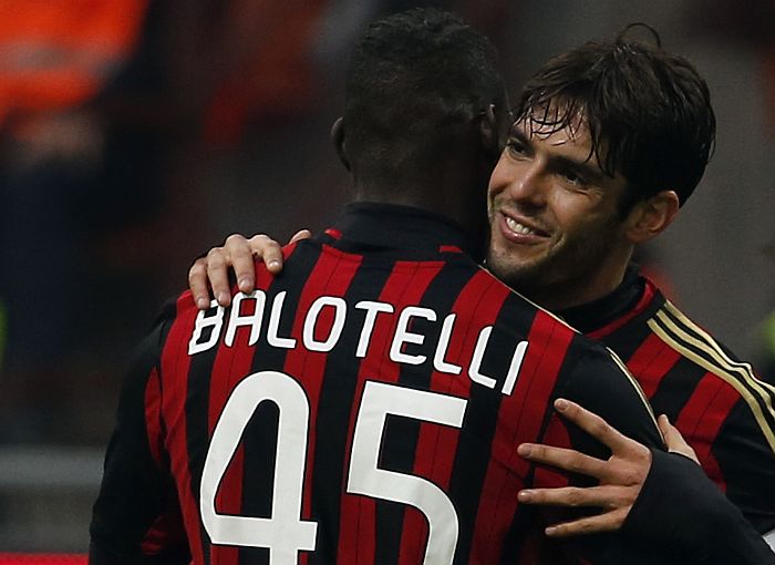 Kaká é abraçado por Balotelli após o centésimo gol pelo Milan: brasileiro comemora a boa fase | Alessandro Bianchi / Reuters