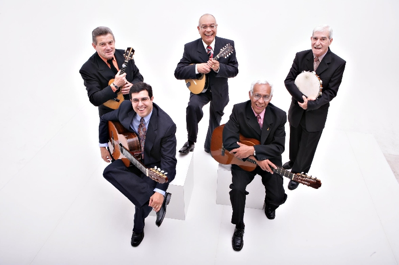 Izaías (ao fundo, no centro), com seu bandolim e os colegas do conjunto Seus Chorões: 60 anos de choro | Divulgação