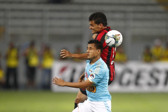 Paulinho Dias fez sua estreia pelo Atlético. Volante atuou improvisado na lateral-direita |