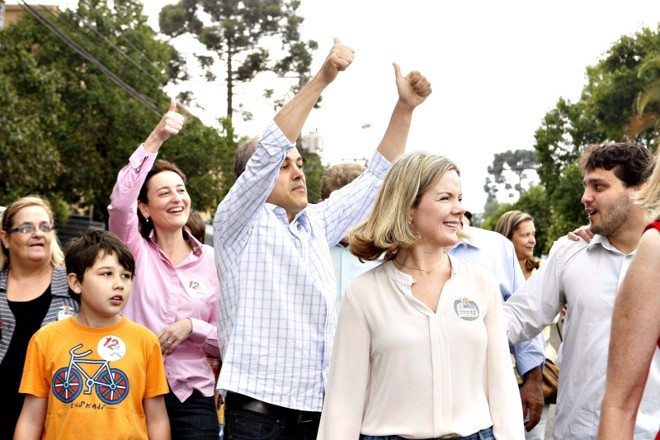 Fruet e Gleisi Hoffmann: na disputa pelo Palácio Iguaçu, petista terá o apoio do prefeito do maior eleitorado paranaense | Antônio More/ Gazeta do Povo