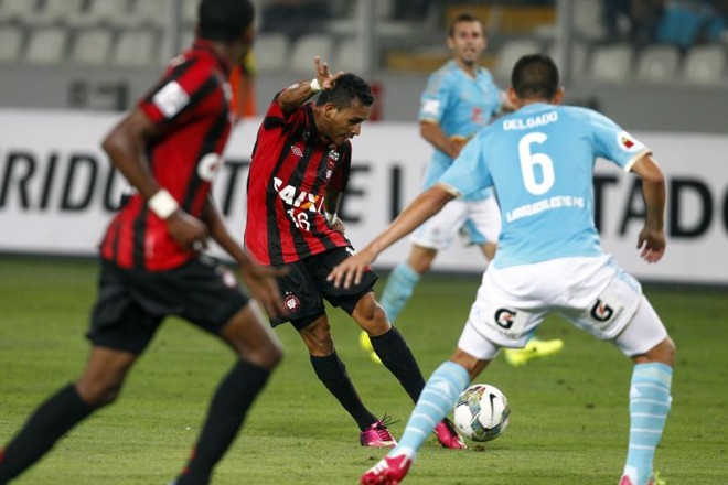 Lateral estreante Natanael sofreu o pênalti que originou o gol do Atlético |