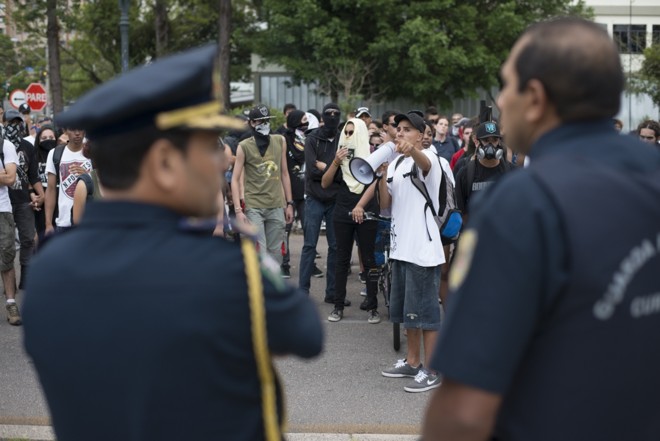Guarda Municipal interveio no protesto em frente à prefeitura após uma vidraça ser quebrada | 