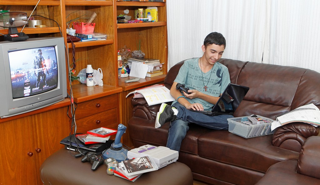 Vitor Bontorin, 17 anos, busca informações para vestibulandos nos sites da UFPR e da UTFPR. | Antônio More / Gazeta do Povo