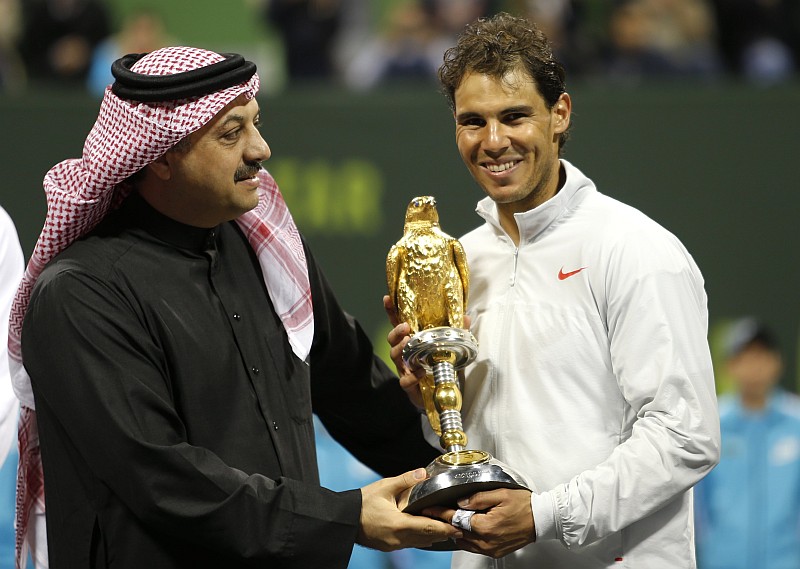 Nadal recebe o primeiro troféu de 2014 | Ahmed Jadallah / Reuters