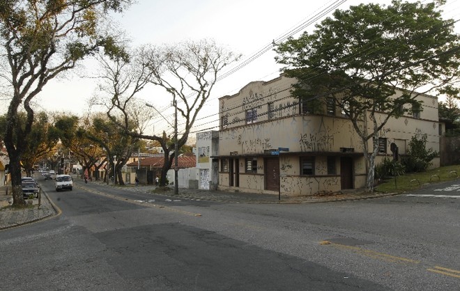 Imóveis antigos e deteriorados escondem histórias de famílias. É o caso deste, na esquina com a Rua Lívio Moreira, que parece abandonada mas tem um morador solitário |