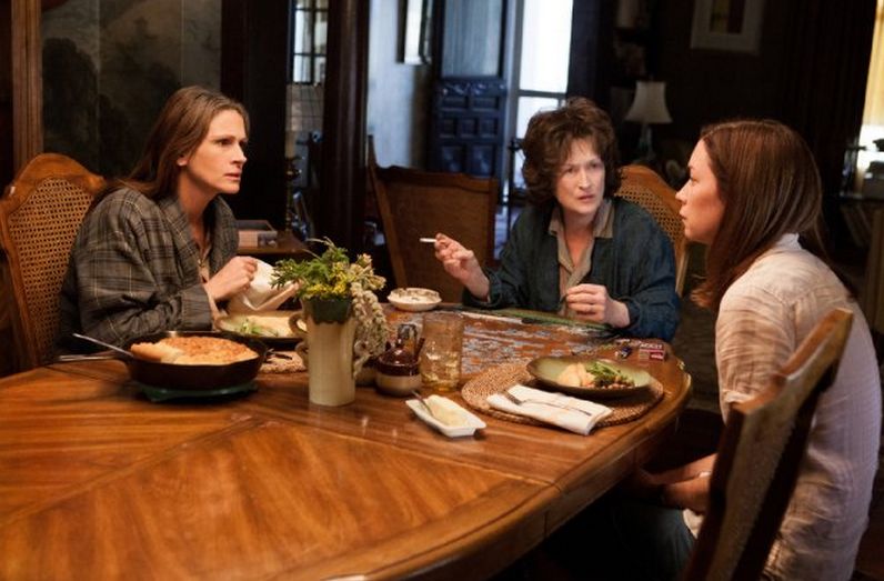 O mistério do sumiço do marido de Violet (Meryl Streep), que desaparece sem deixar rastro, é o principal motivo da reunião das filhas, incluindo a mais velha, Barbara (Julia Roberts) | Reprodução/IMDB