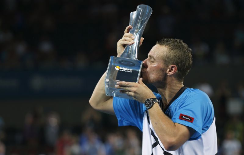 Lleyton Hewitt beija o troféu conquistado no torneio de Brisbane | Reuters