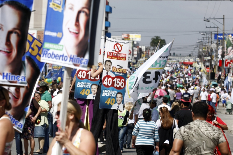 Militantes na eleição municipal de 2012 em Curitiba:cidades acabam regendo o ciclo político nacional | Henry Milleo/ Gazeta do Povo