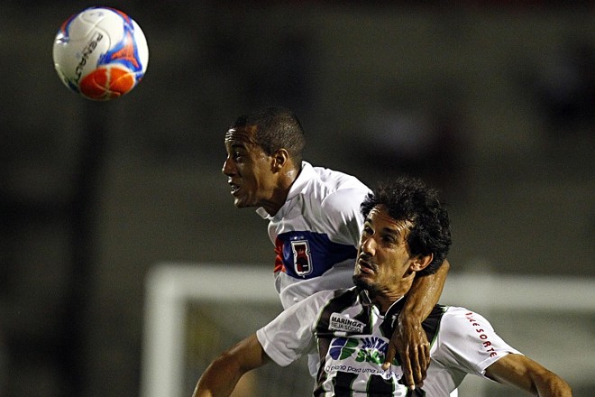 Barcos disputa jogada no alto com Junior Lopes |