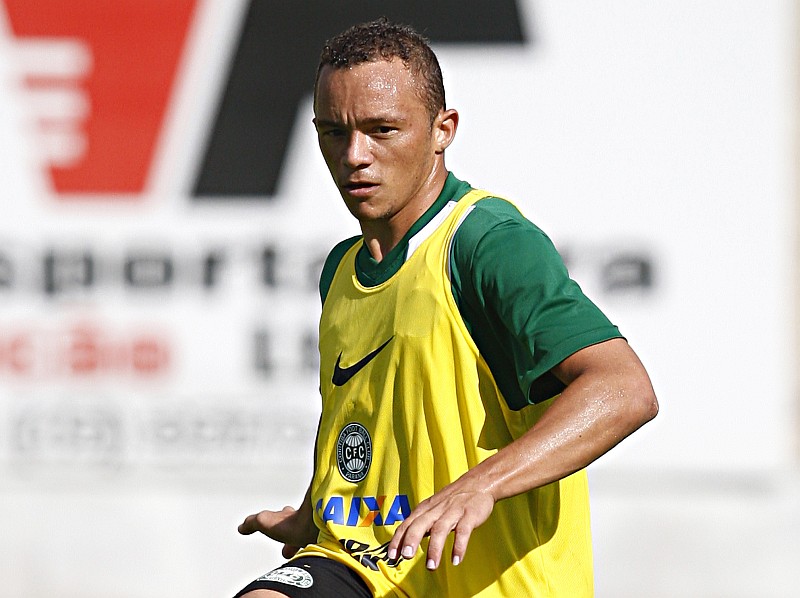 Carlinhos tem confiança de Dado Cavalcanti para atuar tanto como meia como lateral | Felipe Rosa / Gazeta do Povo