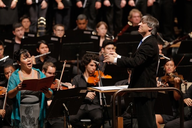 Concertos de música clássica tomaram conta da capital. A Oficina de Música, que chegou a sua 32ª edição, contemplou uma programação artística variada, oferecendo desde músicas contemporâneas até repertórios populares. A novidade é que a festa foi encerrada com o grito de carnaval do bloco Garibaldis e Sacis, que este ano volta para a Rua Marechal Deodoro.Confira como foi a Oficina. |