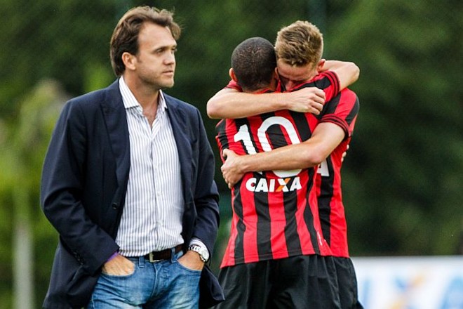 Marcos Guilherme comemora com Léo Pereira o gol atleticano diante do técnico Petkovic | 