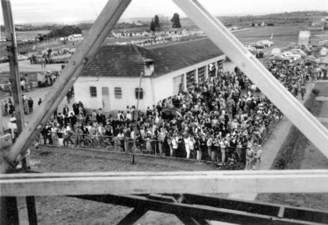 A estação de embarque e desembarque do Aeroporto Afonso Pena e o público vistos da torre de controle, em 1950 |