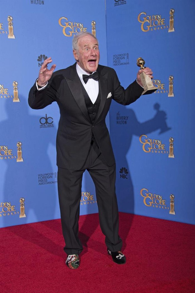 Produtor americano Jerry Weintraub posa com o prêmio |