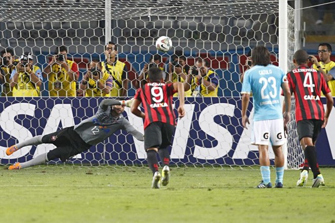 Lobaton, também de pênalti, definiu a vitória do Sporting Cristal |