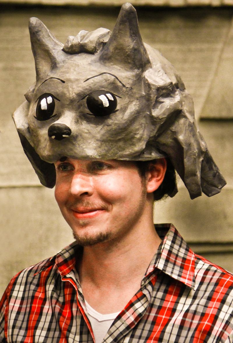 O desenhista Vitor Cafaggi com a máscara de Valente em leitura do projeto Cena HQ, em Curitiba, em abril de 2013 | Marco Novack/Divulgação