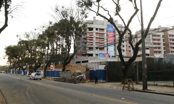 Um dos poucos empreendimentos imobiliários é este conjunto de edifícios residenciais próximo ao parque São Lourenço |