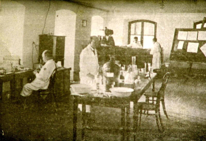 Equipe de médicos de São Paulo reunidos em 1917 em uma sala na Universidade do Paraná para discutir o surto de tifo | Reprodução/Irã Dudeque