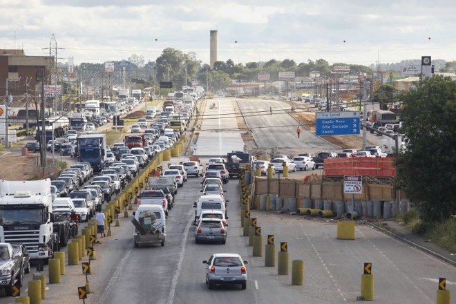 Após um ano, obras na Linha Verde Sul foram retomadas e causam engarrafamento na região | 