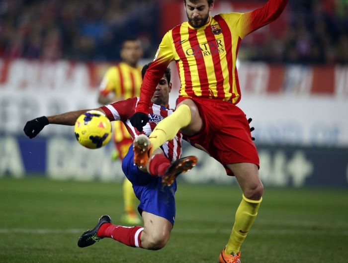 Diego Costa, do Atlético de Madrid, e Gerard Piqué, do Barcelona, disputam jogada no campo de defesa do time catalão | Reuters