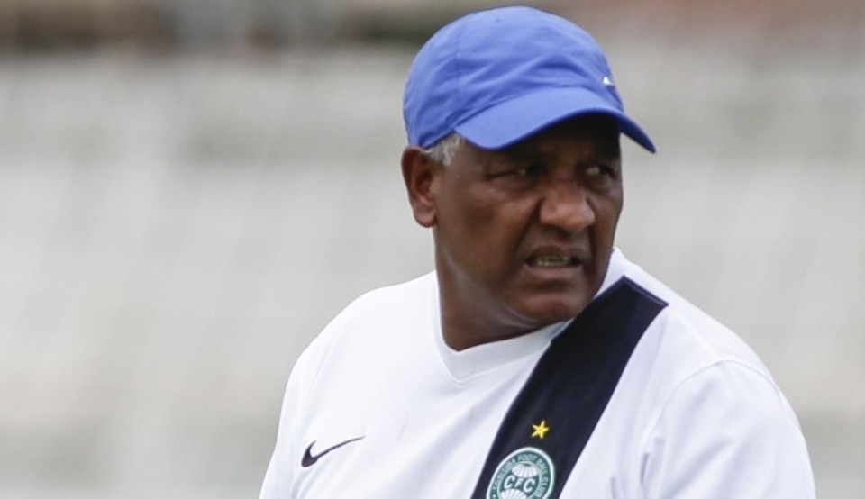 Destaques da TV Parada indigesta- Depois de estrear com derrota no Paranaense 2 a 1 para o Maringá, domingo, o Coritiba do técnico Zé Carlos (foto) segue sua andança pela interior do estado. A parada de hoje é em Arapongas, contra os donos da casa. Adversário indigesto, que costuma atrapalhar a vida do Coxa | Daniel Castellano/Gazeta do Povo