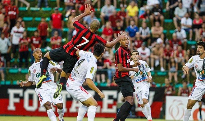 Marcos Guilherme disputa bola com zagueiro Basso, do Operário | 