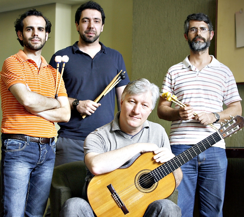 O duo Talea et Alia (à esq.), o percussionista Marcio Szulak e o violonista Fábio Zanon tocam obra de Harry Crowl | Marco André Lima/ Gazeta do Povo