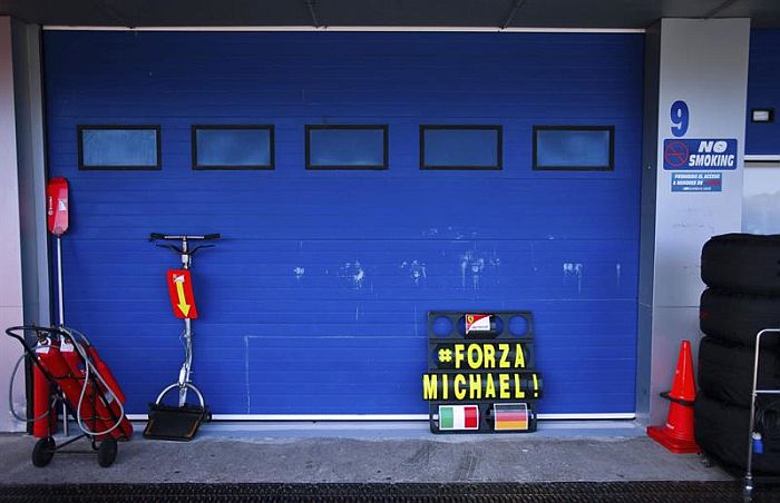 Placa em homenagem a Schumacher no box da Ferrari em Jerez de la Frontera, onde acontecem os testes para a temporada 2014 da F1 | Jens Buettner / EFE