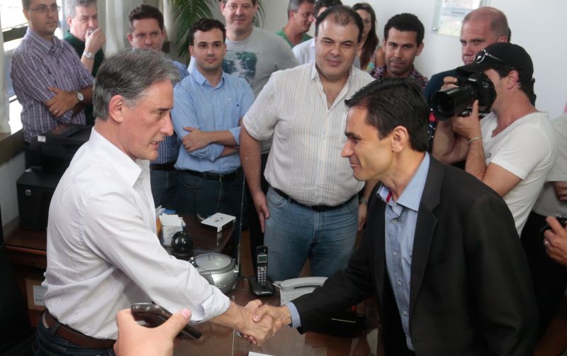 Afastado pela Justiça Eleitoral, Edgar Bueno deu posse ao presidente da Câmara de Vereadores, Márcio Pacheco, como prefeito interino de Cascavel | Cesar Machado / Vale Press