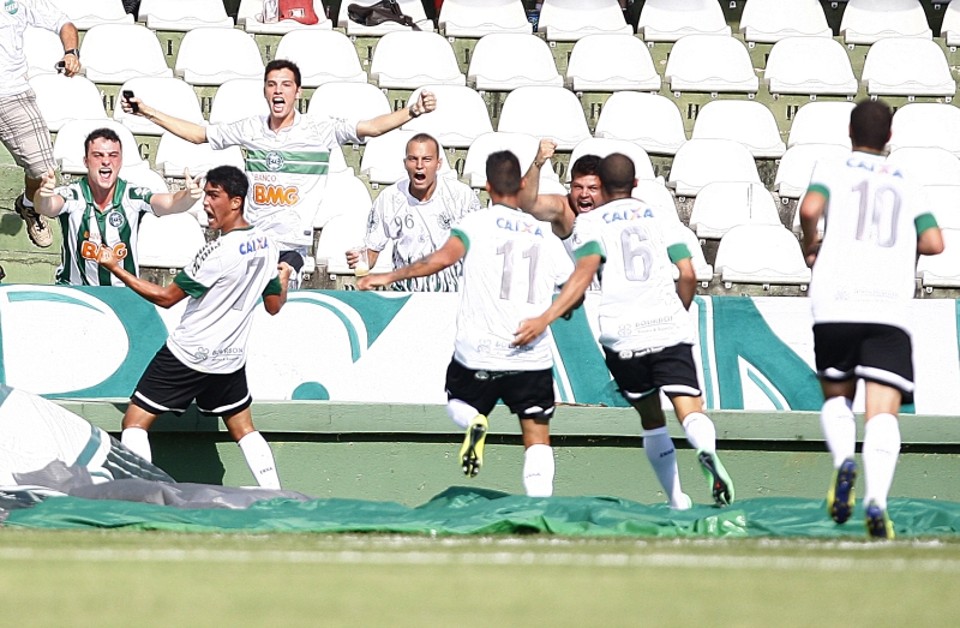 Denner (7), Dudu, Paulo Otávio e Zé Rafael comemoram o primeiro gol com a torcida do Coxa | Jonathan Campos/ Gazeta do Povo