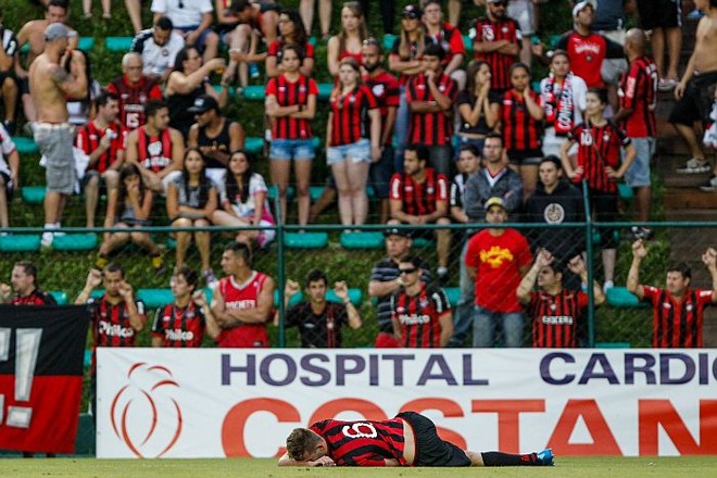 Lateral Léo Pereira deixou o jogo no primeiro tempo com o Operário sentindo dores no joelho e na coxa | 