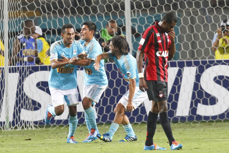 Lobatón comemora o segundo gol dos donos da casa, de pênalti, enquando o atacante Marcelo lamenta | Albari Rosa, enviado especial/ Gazeta do Povo