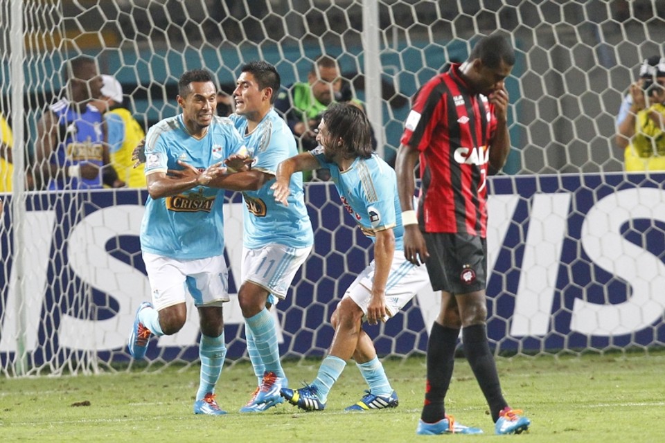 Lobatón comemora o segundo gol dos donos da casa, de pênalti, enquando o atacante Marcelo lamenta | Albari Rosa, enviado especial/ Gazeta do Povo