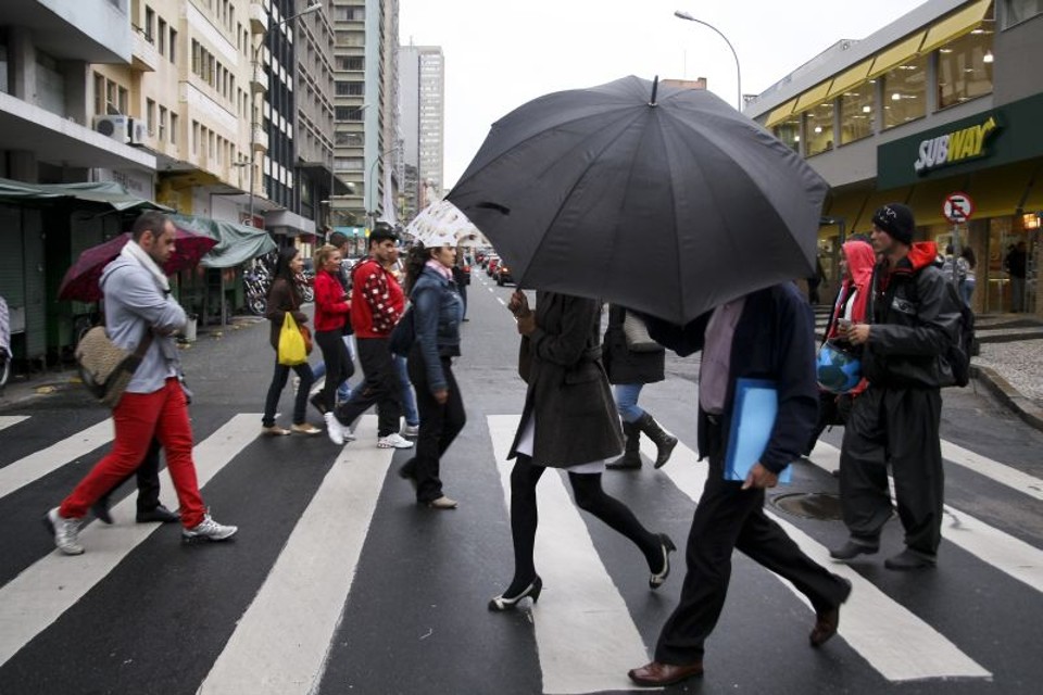Curitiba tem menos dias de sol que NY, Londres, Berlim e Praga Cena é comum em Curitiba: difícil sair sem guarda-chuva | Andre Rodrigues/Agência de Notícias Gazeta do Povo