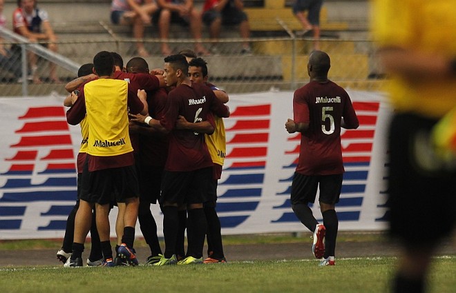 Thiago Santos marcou o gol para o J. Malucelli e foi comemorar com jogadores do banco | 
