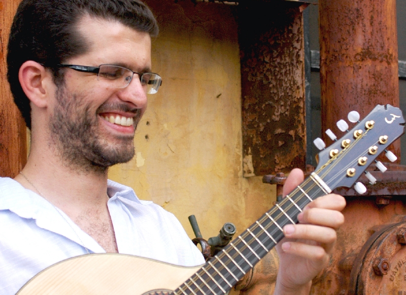 O bandolinista atualmente se divide entre Curitiba e São Paulo | Ivana Podolan/Divulgação