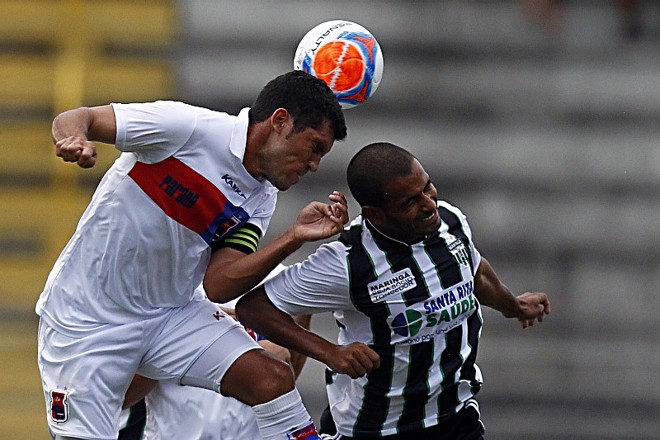 Fernando Gabriel disputa bola área com Serginho Paulista |