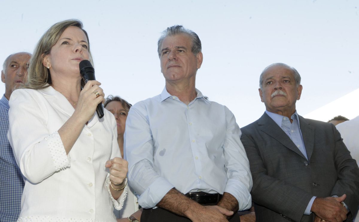 Inauguração da obra atriu ministros, como a ministra Gleisi Hoffmann, e políticos locais, como o prefeito de Maringá (ao centro) | Ivan Amorim/Agência de Notícias Gazeta do Povo