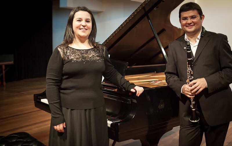 A pianista Clenice Ortigara e o clarinetista Jairo Wilkens mostram o novo CD do Duo Palheta ao Piano | Andréa Paccini/Divulgação