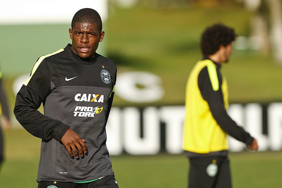 Com apenas 27 minutos jogados, Abner, que lesionou o joelho jogando pela seleção brasileira sub-17, é pretendido pela Roma | Marcelo Andrade / Gazeta do Povo