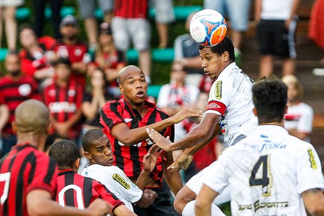 Atleticano Juninho tenta cabecear a bola na partida contra o Operário | 